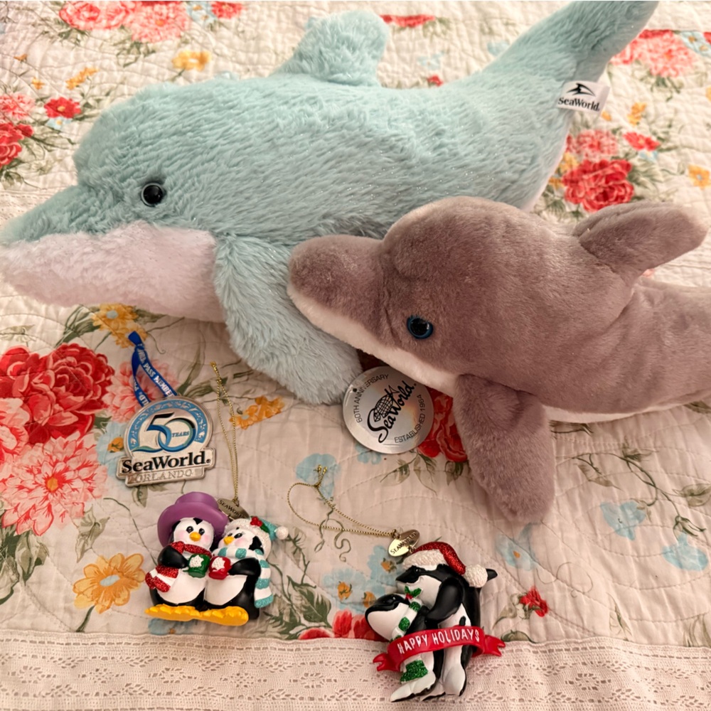 SeaWorld Dolphin Plush Toy Set